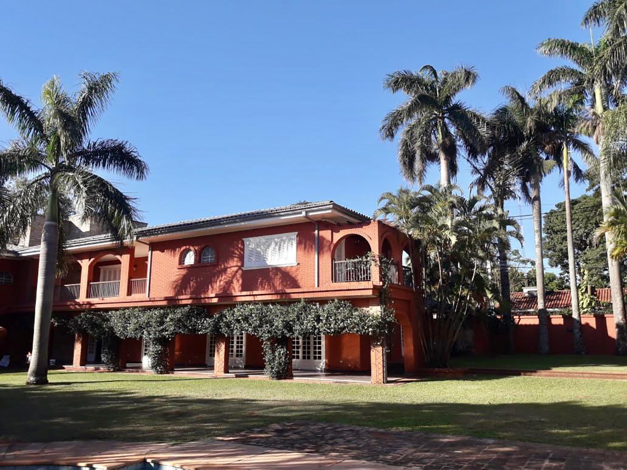 Amplia residencia estilo colonial