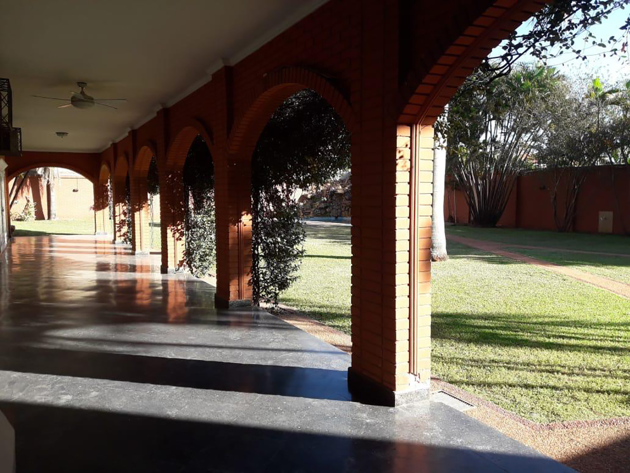 Amplia residencia estilo colonial
