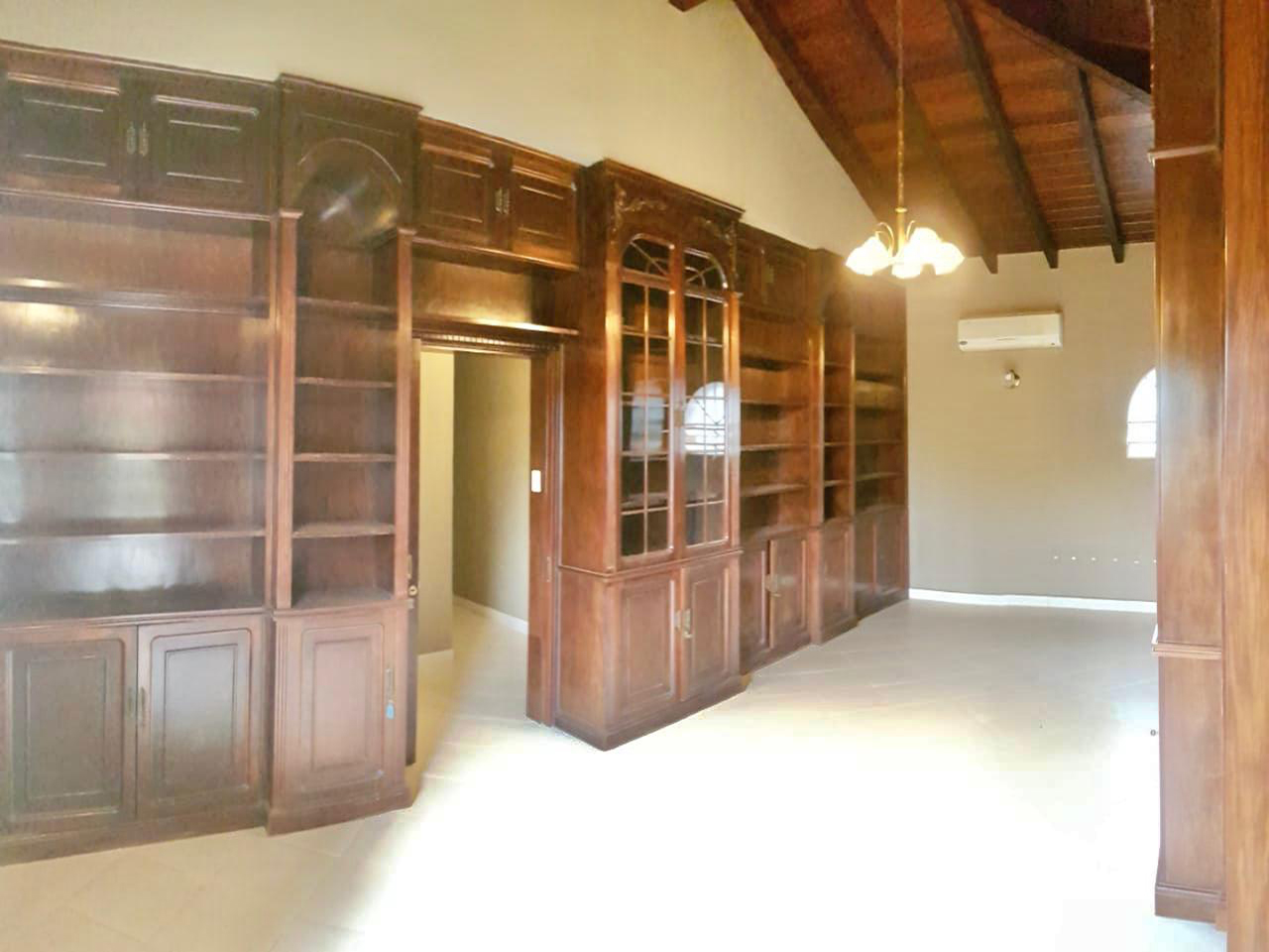 Amplia residencia estilo colonial