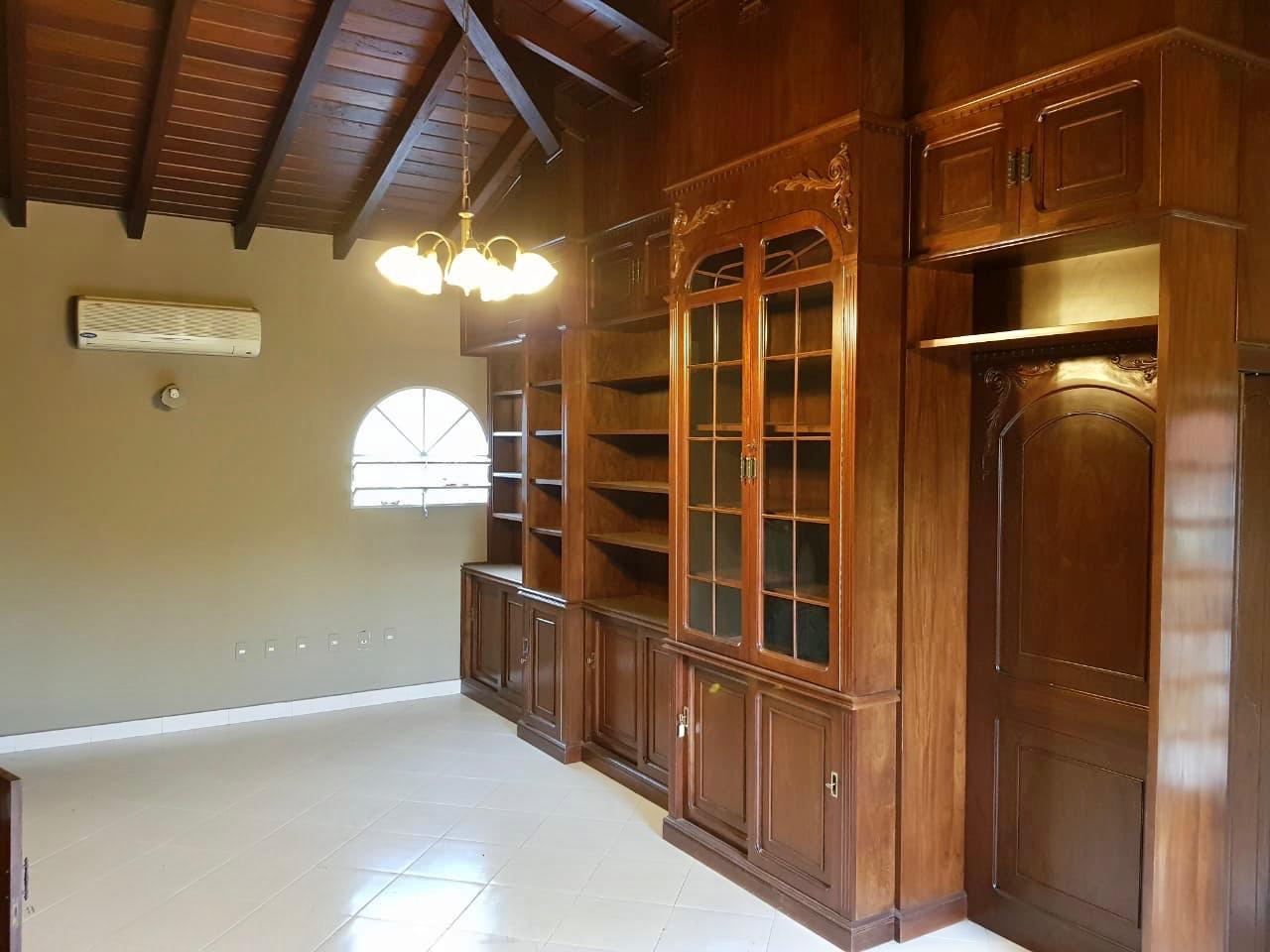 Amplia residencia estilo colonial