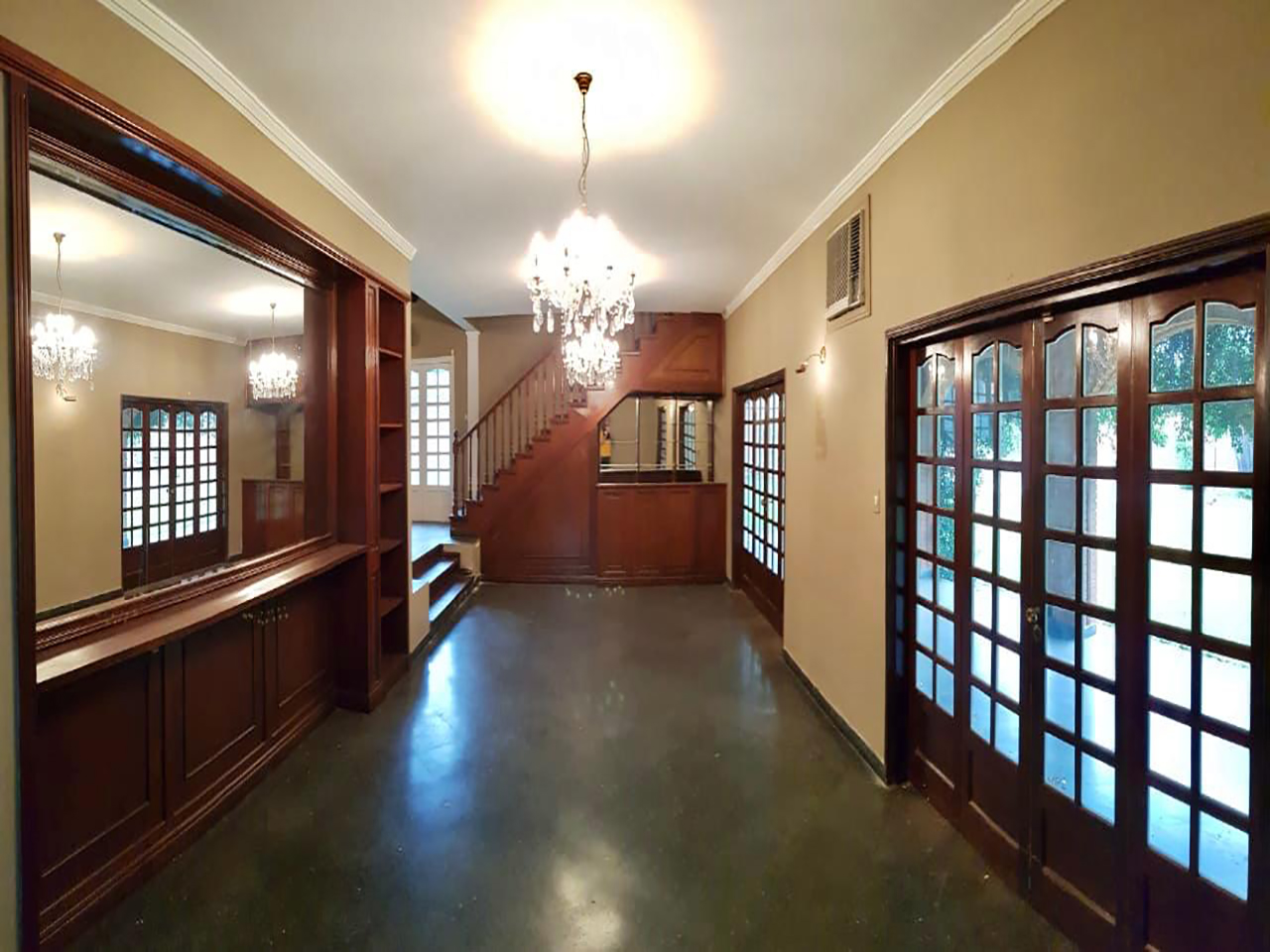 Amplia residencia estilo colonial