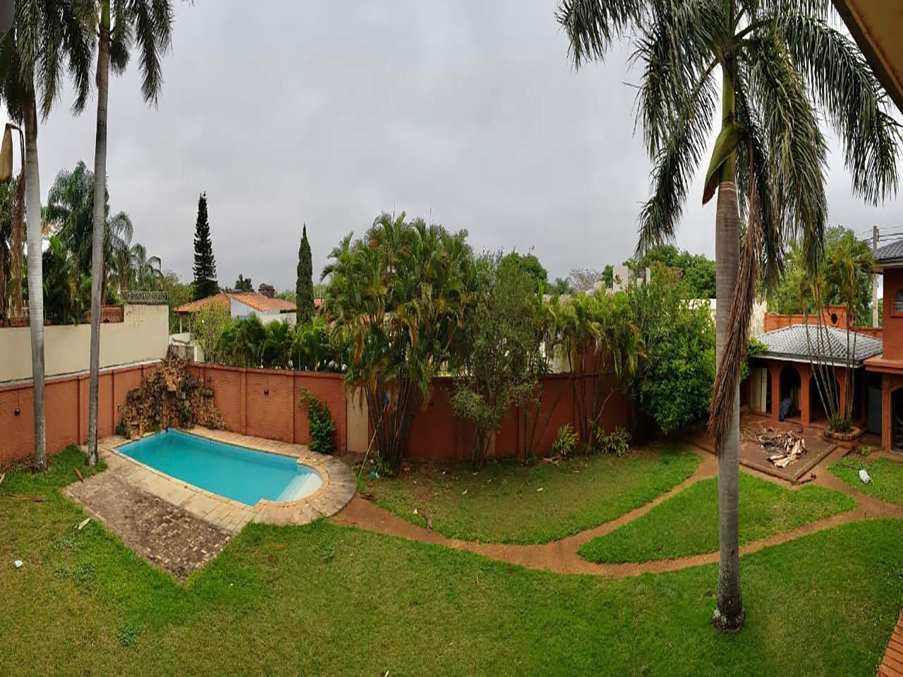 Amplia residencia estilo colonial