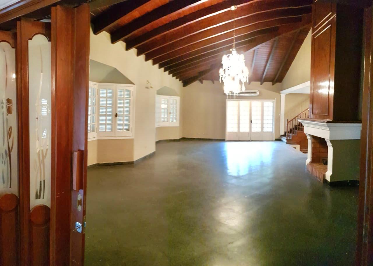 Amplia residencia estilo colonial